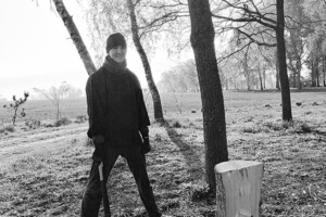 Gábor megpihen favágás közben