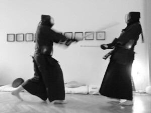 Akció - Szúrás a torokra