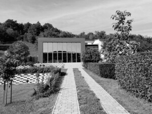 A gyakorlótér épülete nappal