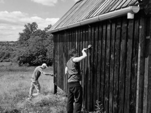 Bence és Csabi a szerszámtárolót kenik lenolajjal