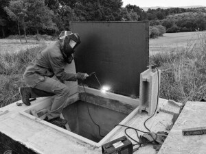 Dokon az aknafedelet heggeszti