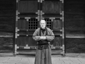 Taikyo a szútrakönyvtár előtt